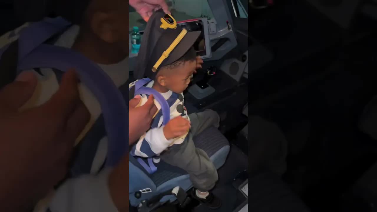 طفل فضولي يحلم بأن يصبح طيارًا