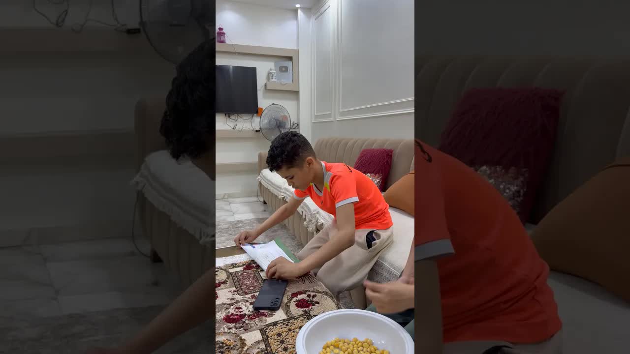 موقف طريف بين الأب والابن على السفرة