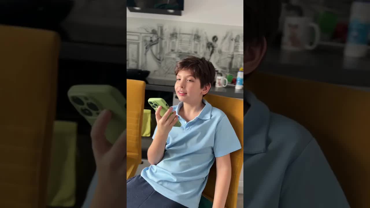 Siri, unde e tata? Gluma cu clubul de striptis