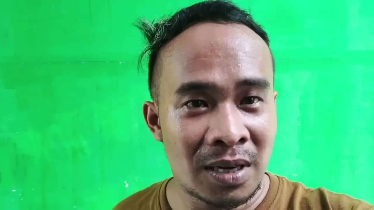 Gotong royong bersihkan toilet balai desa