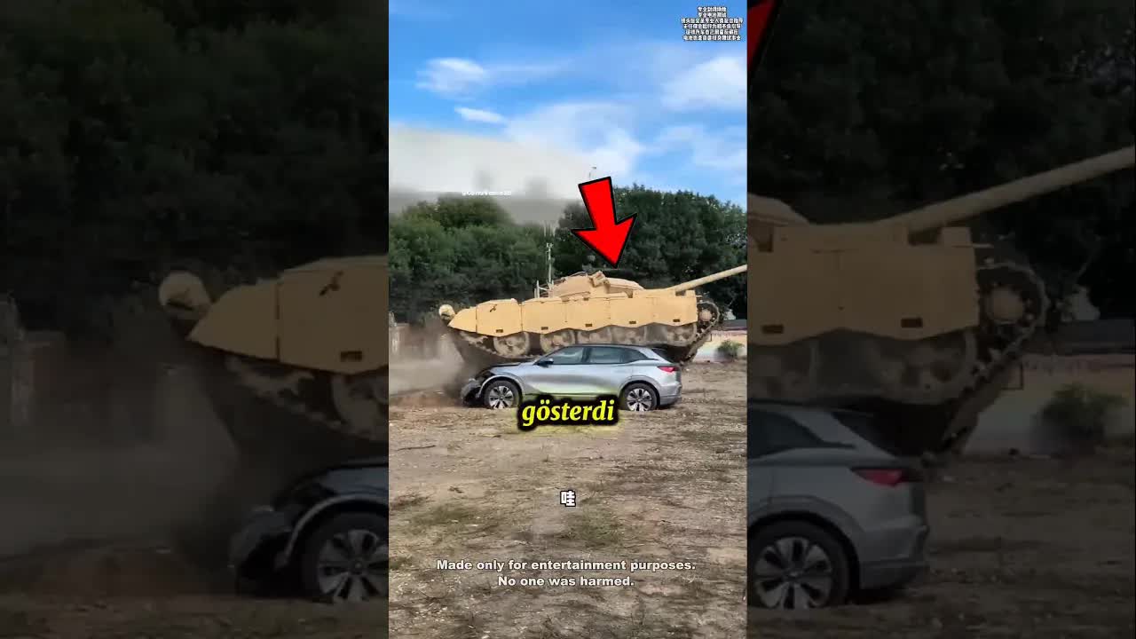 Adam Arabasının Bataryasını Çekiçle Vuruyor