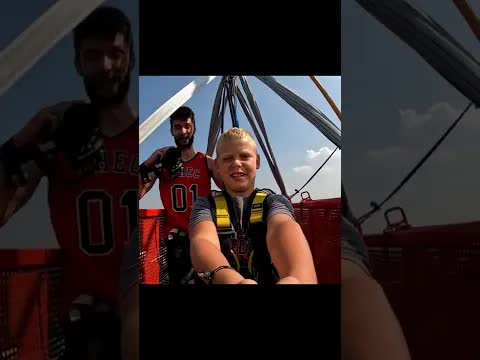 Ośmiolatek skacze na bungee z odwagą
