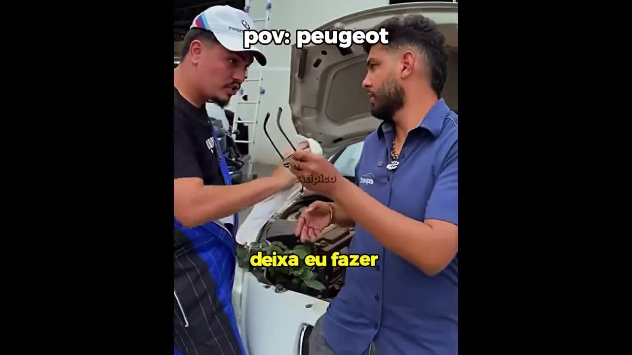 Um mecânico reza por um Peugeot quebrado
