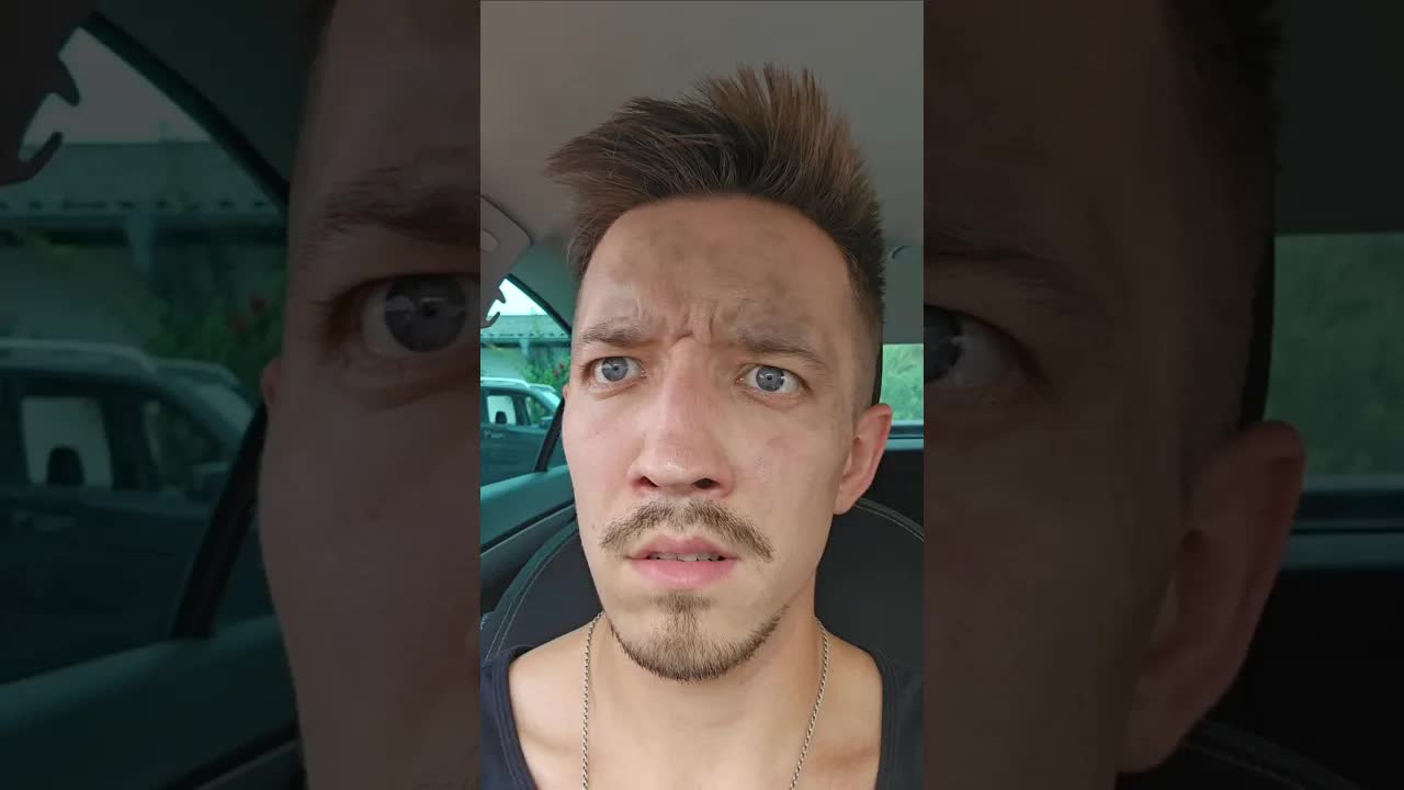 Der Sohn hilft seinem Vater beim Auto reparieren