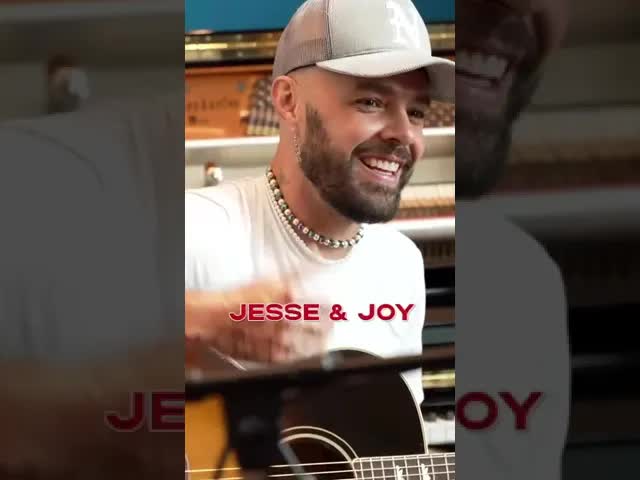 canción navideña y rock and roll con Los Derbez