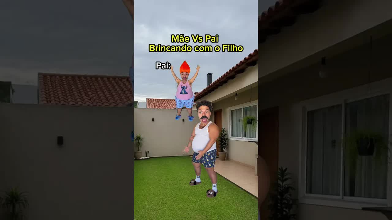 Mamãe brinca com o filho e seu brinquedo