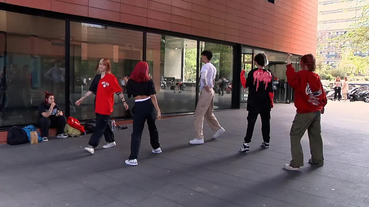Grups de K-pop ballant als carrers de Barcelona