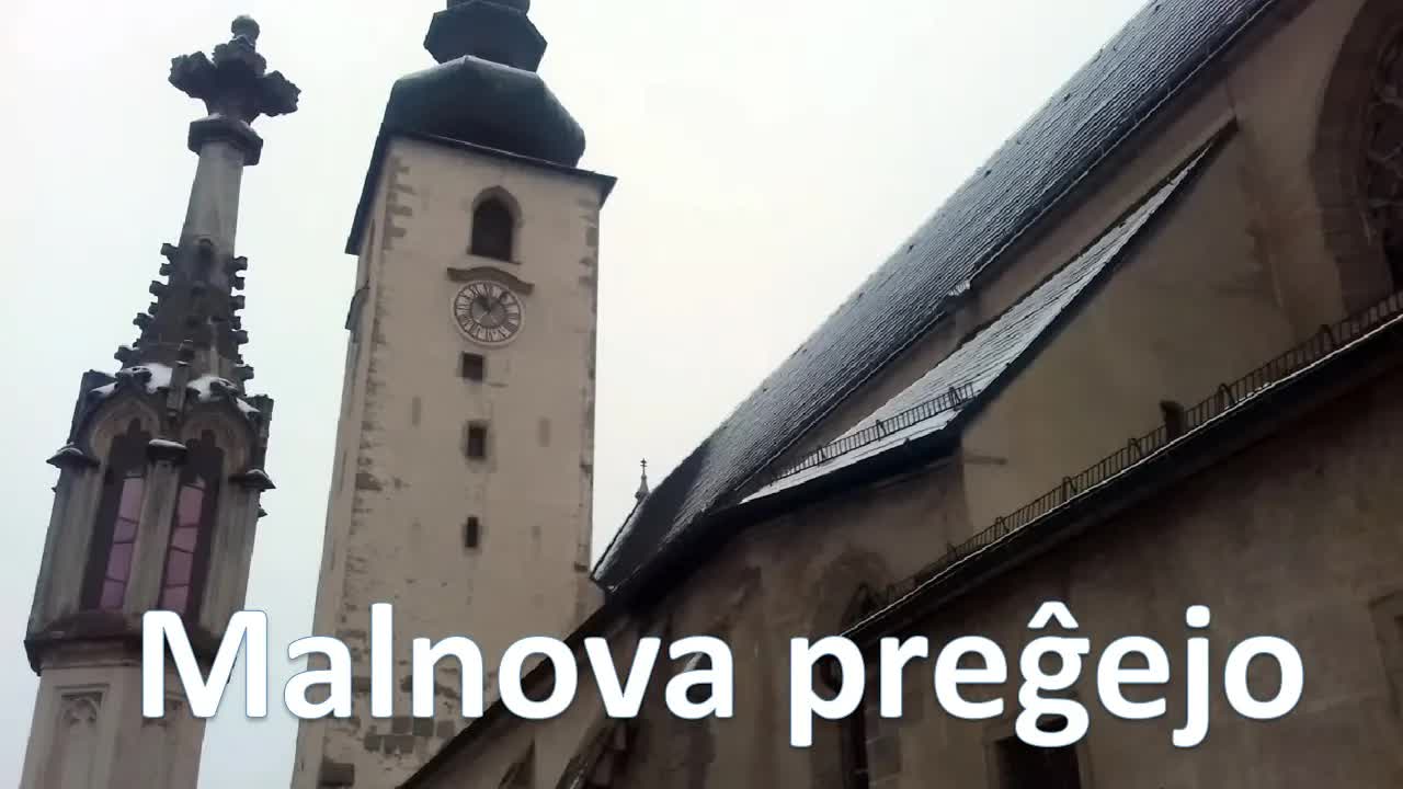 Malnova preĝejo kun tomboŝtonoj
