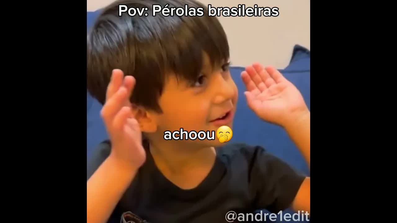 Criança ensinando o alfabeto com piada