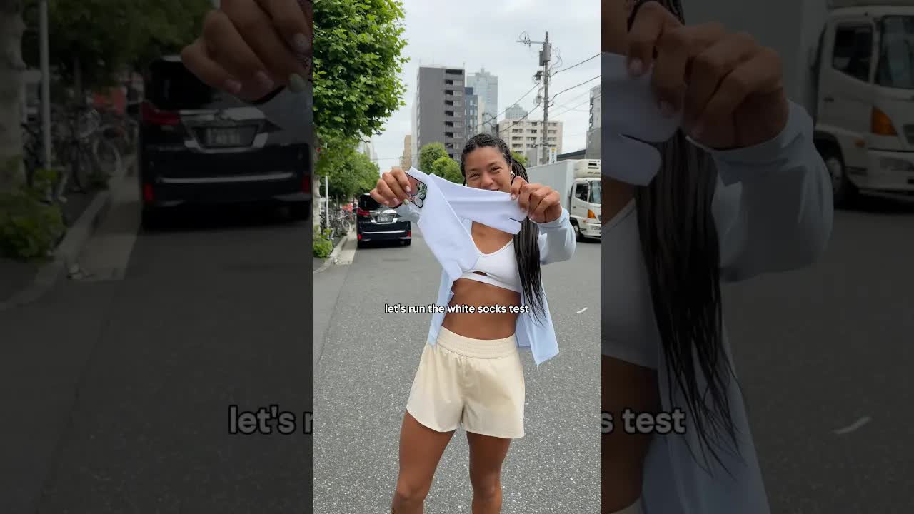 Japonya sokaklarında beyaz çorap koşu testi