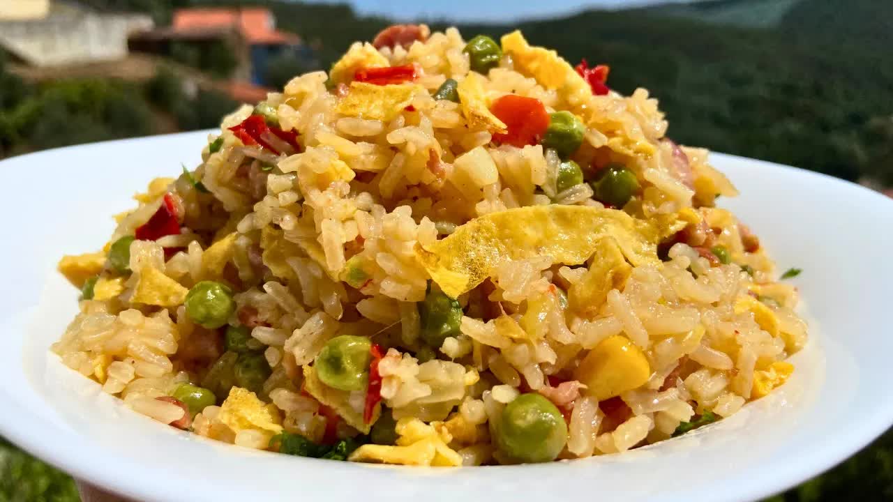 Arroz chau chau caseiro com bacon e ovos
