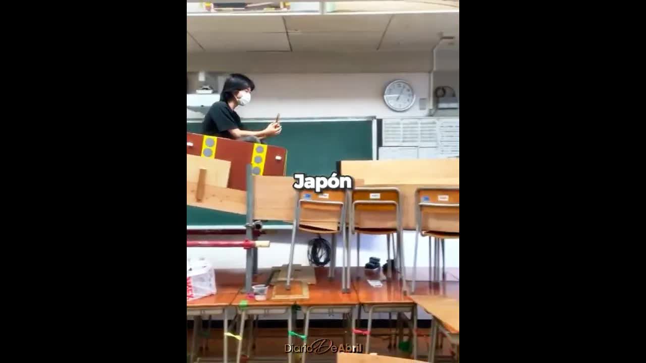 Estudiantes japoneses construyen montaña rusa en el aula
