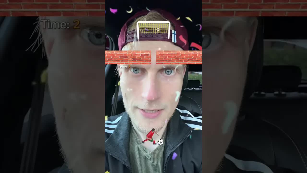 Ronaldo pelaa jalkapalloa seinää vasten