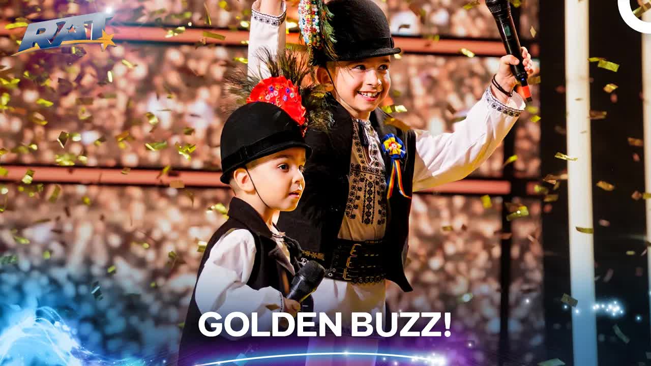 Doi frați de 7 și 3 ani dansează pe scenă