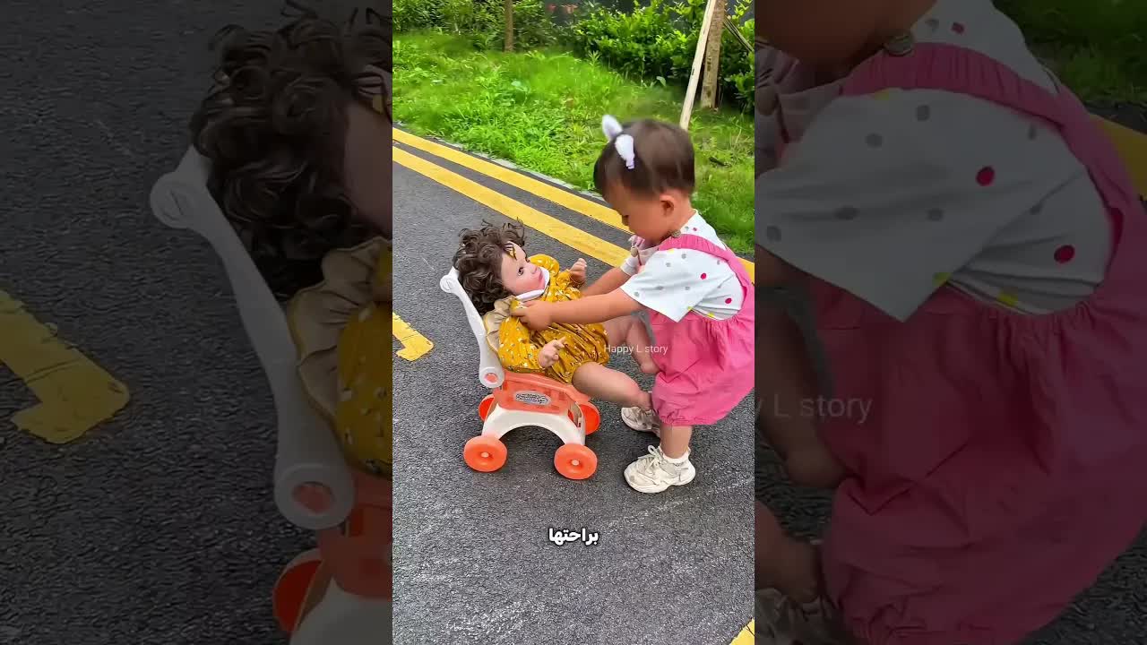طفلة صغيرة تعيد دمية لصاحبتها