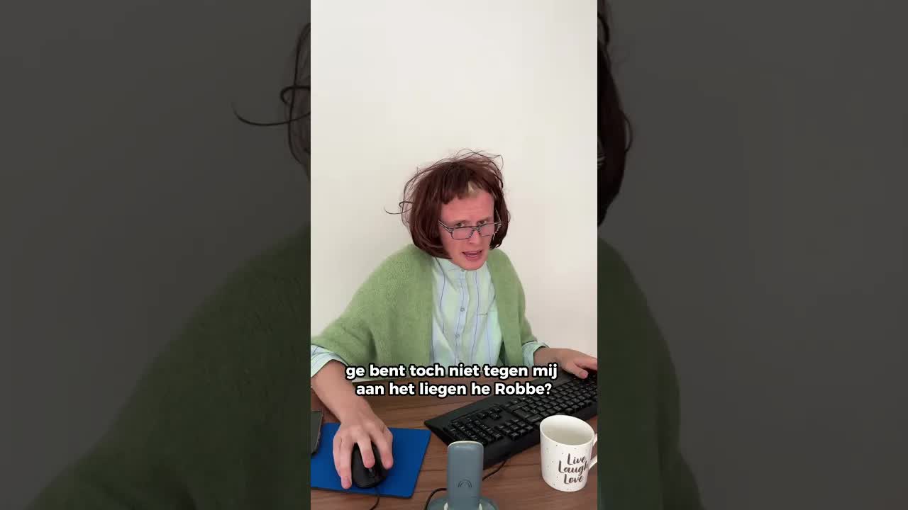 De mevrouw van het secretariaat reageert op te laat komen