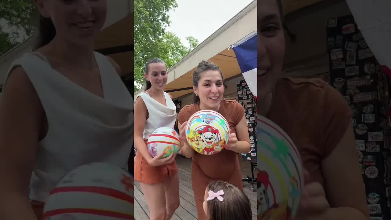 Choisir les jouets de plage et jouer ensemble
